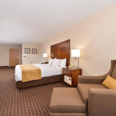 Comfort Inn & Suites Riverview Near Davenport And I-80 Le Claire Room photo