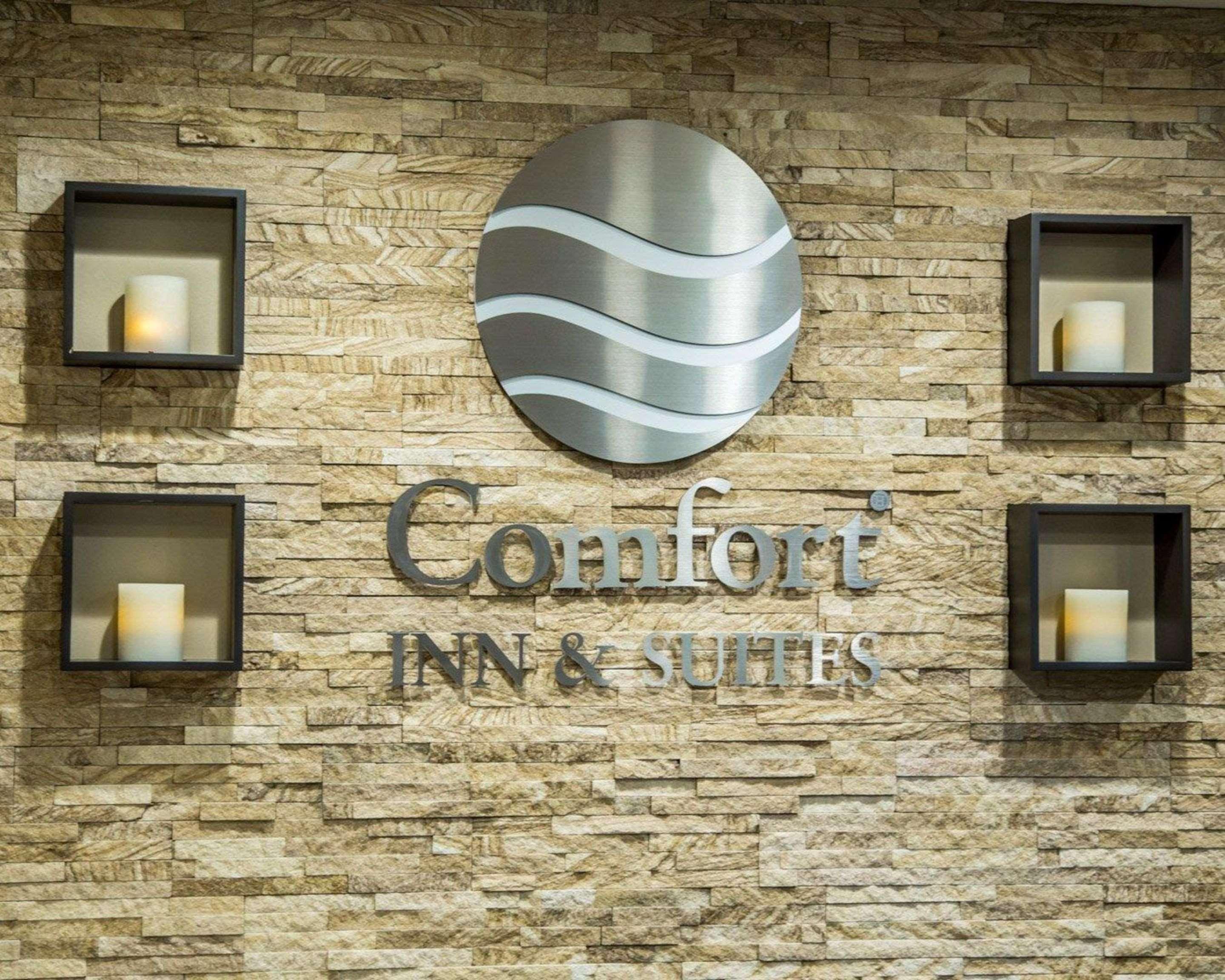 Comfort Inn & Suites Riverview Near Davenport And I-80 Le Claire Exterior photo