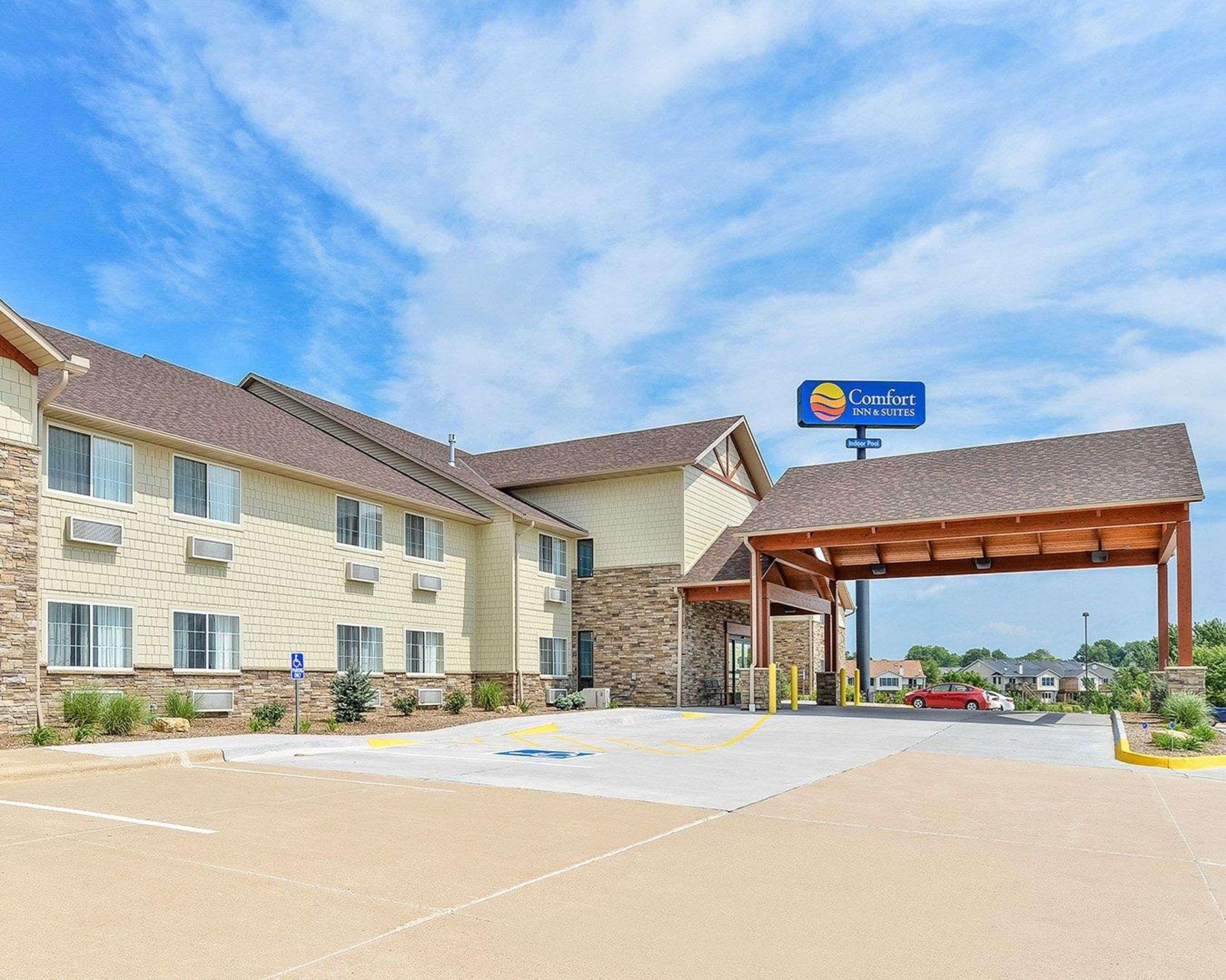 Comfort Inn & Suites Riverview Near Davenport And I-80 Le Claire Exterior photo