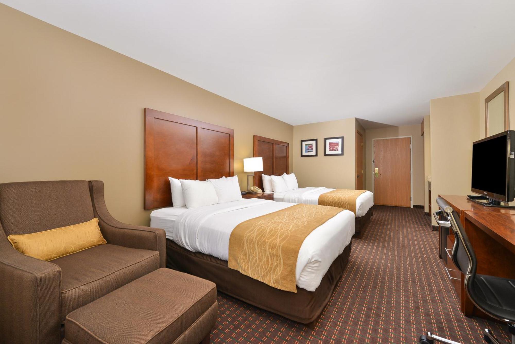 Comfort Inn & Suites Riverview Near Davenport And I-80 Le Claire Room photo