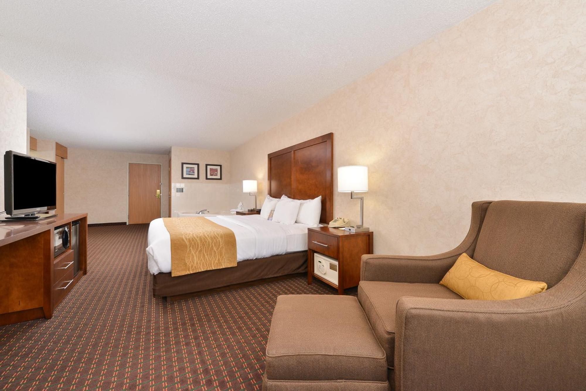 Comfort Inn & Suites Riverview Near Davenport And I-80 Le Claire Room photo