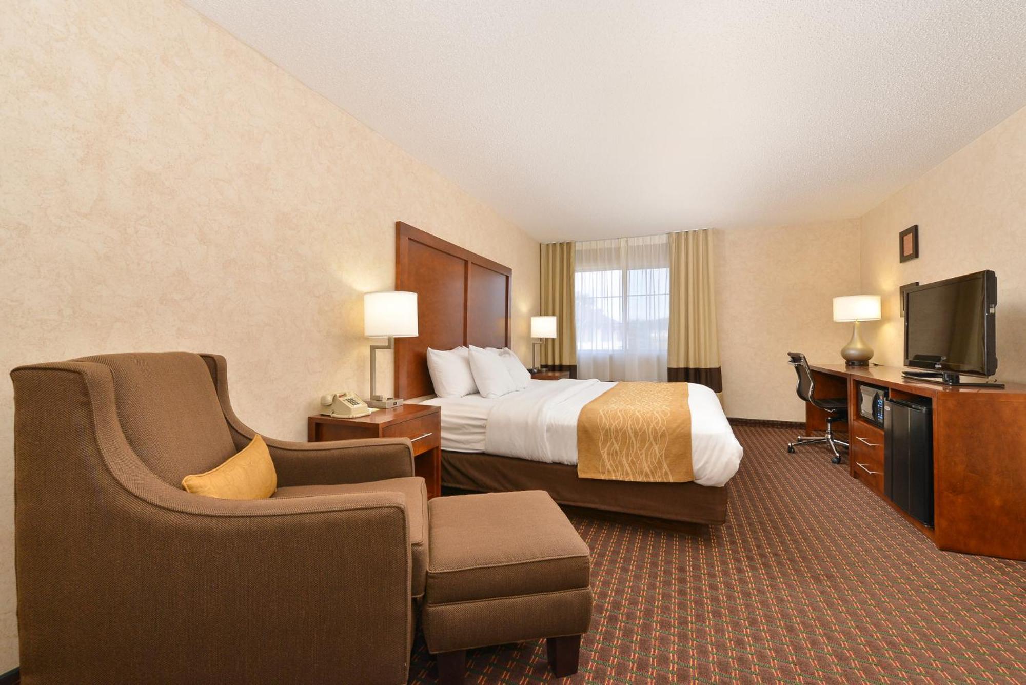 Comfort Inn & Suites Riverview Near Davenport And I-80 Le Claire Room photo